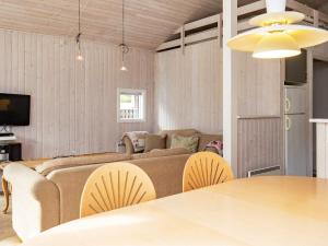 Frørup8 person holiday home in Fr rup的客厅配有沙发和桌子