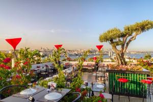 伊斯坦布尔老城赛里斯酒店的一间带桌椅的市景餐厅