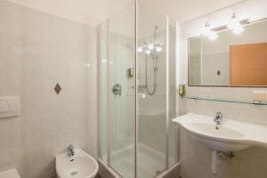 欧缇莫Guesthouse St Nikolaus的带淋浴、卫生间和盥洗盆的浴室