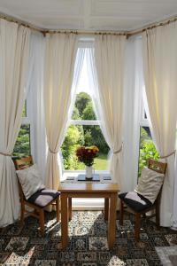 托基Abbey View Holiday Flats的客厅配有桌子、两把椅子和窗户