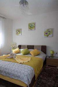 达鲁瓦尔Apartments Oaza的一间卧室配有一张带黄色床单的大床
