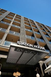 开普敦Home Suite Hotels Station House的前面有标志的建筑