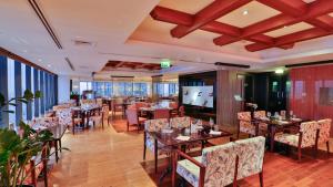 迪拜瑞吉斯公园克里斯金酒店的一间在房间内配有桌椅的餐厅