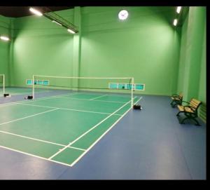 班加罗尔Nambiar Club Bellezea的网球场配有两把椅子和球拍