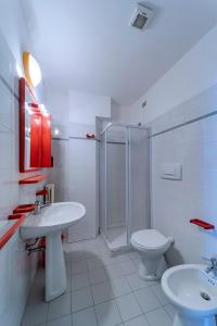 圣贝内代托-德尔特龙托Residence Dolcemare的带淋浴、盥洗盆和卫生间的浴室