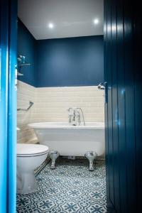 伊斯特布恩The Lansdowne, Eastbourne的浴室配有白色浴缸和卫生间。