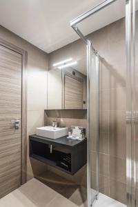 米兰BB Hotels Smarthotel Duomo的一间带水槽和淋浴的浴室