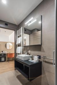米兰BB Hotels Smarthotel Duomo的一间带水槽和镜子的浴室