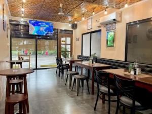 道因EL SUEÑO RESORT的餐厅设有桌椅和平面电视。