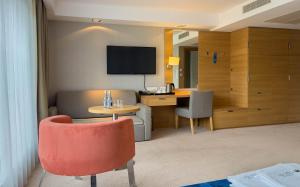 尤斯托尼莫斯基Hotel SKAL Medi SPA & Resort的酒店客房配有书桌、桌子和椅子