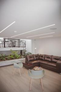 马尼萨莱斯Apartahotel La Arboleda HC的客厅配有沙发和桌子