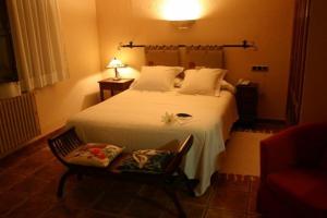 科贝拉罗布里加坎拉斐尔高尔夫酒店的卧室配有白色的床和椅子