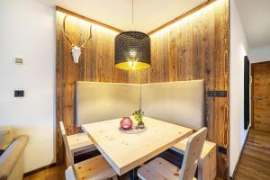 欧缇莫Ferienwohnung Kuppelwies 363的一间带木桌和椅子的用餐室