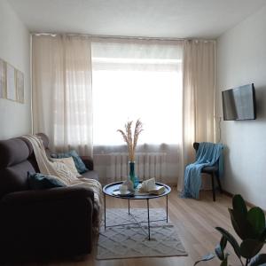纳尔瓦Narva Relax Apartment的客厅配有沙发和桌子