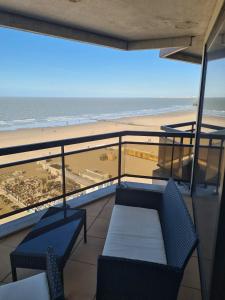 布兰肯贝赫luxurious apartment with sea view的阳台配有两把椅子,享有海滩美景