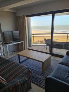 布兰肯贝赫luxurious apartment with sea view的一间享有海滩美景的客厅
