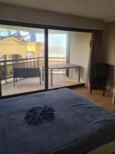 布兰肯贝赫luxurious apartment with sea view的一间卧室设有一张床,享有阳台的景色