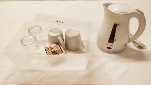 东京Mutsumi Building - Vacation STAY 00543v的茶壶和其他桌子上的物品