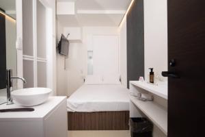 东京Mutsumi Building - Vacation STAY 00543v的一间带床和水槽的小浴室