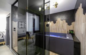 塞萨洛尼基Pillow urban stay的一间带水槽和玻璃墙的浴室