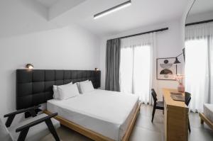 塞萨洛尼基Pillow urban stay的卧室配有一张白色大床和一张书桌