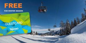 CrovianaCasa Anselmi的一群人乘雪地滑雪升降机