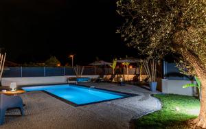 Bon-EncontreVilla des Oliviers : Sublime villa avec piscine chauffée et privée, terrasse de 185m²的夜间在院子里的游泳池