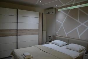尼什LIRA EXCELLENT NIS的一间卧室配有一张带白色床单的床和一扇窗户。