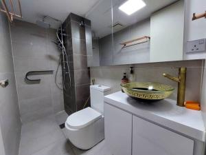 八打灵再也Stylish Duplex, Pinnacle PJ City #3A (2pax)的浴室配有白色卫生间和盥洗盆。