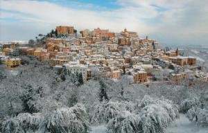 洛雷托·阿普鲁蒂诺洛雷布里克住宿加早餐旅馆的山中积雪覆盖的城市