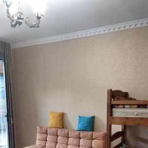 卡兹贝吉白房子旅馆的带沙发和吊灯的客厅
