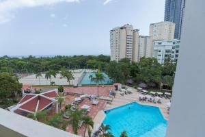 圣多明各Dominican Fiesta Hotel的享有带建筑的游泳池的顶部景致