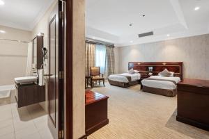 多哈主席酒店的酒店客房带两张床和一间浴室
