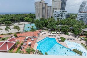 圣多明各Dominican Fiesta Hotel的享有度假村游泳池的空中景致