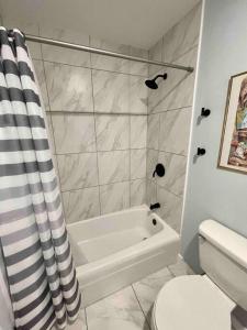 博福特Lowcountry Gump House的带淋浴、浴缸和卫生间的浴室
