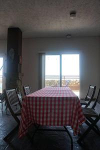 蒙特雷Hospedaje con vista a la ciudad的一间设有一张桌子的房间,配有红色和白色的桌布