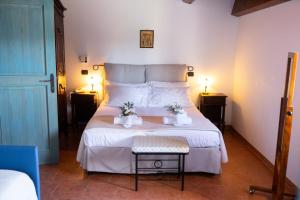 孔韦尔萨诺Masseria Montepaolo Dimora di Charme的一间卧室配有一张白色大床,床上有鲜花