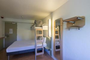 特鲁瓦B&B HOTEL Troyes Centre的小房间设有床和双层床