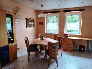 HerdorfJANs的厨房配有桌椅和窗户。
