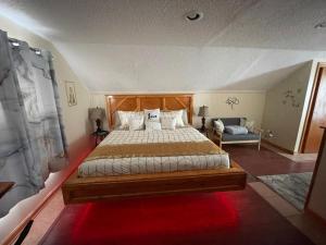 底特律Adults Only vacation rental with Hot tub- NO PARTIES的一间卧室配有一张大床和红色地毯。