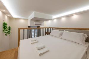 米兰FCM Tourism - Rosales Studio的卧室配有白色床和毛巾