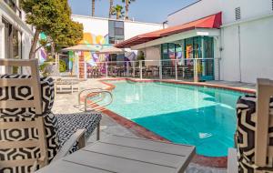 洛杉矶公园广场旅馆的一座配有桌椅的酒店游泳池
