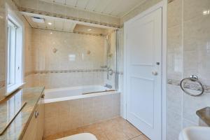 ScalbyHost & Stay - White Lodge的带浴缸、卫生间和盥洗盆的浴室