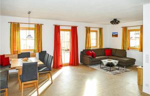 WeisspriachCozy Home In Weisspriach With Sauna的客厅配有沙发和桌子