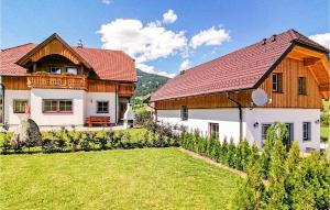 WeisspriachCozy Home In Weisspriach With Sauna的白色的大房子,设有木屋顶