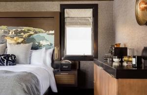 圣地亚哥Orli La Jolla的酒店客房设有床和窗户。