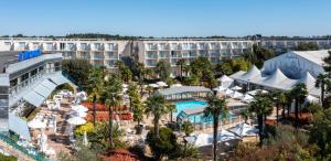 埃德尔河畔拉沙佩勒维斯托特尔酒店的享有带游泳池的度假村的空中景致