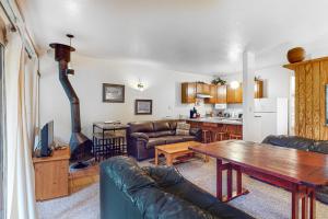 陶斯滑雪谷Sierra Del Sol 5的客厅配有沙发和桌子