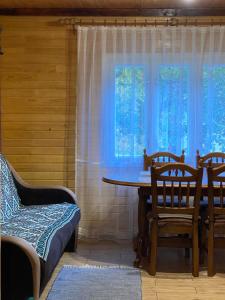 Verkhne-StudënyySadyba na Luzi的一间带桌椅和窗户的用餐室