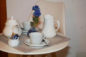 索伦托IL GLICINE的茶杯和花瓶上的桌子